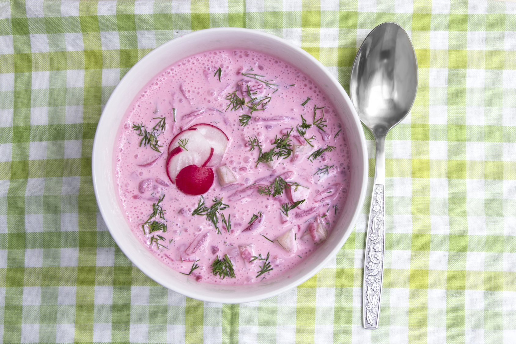 Różowa zupa buraczana - chłodnik buraczany z dodatkiem rzodkiewki
