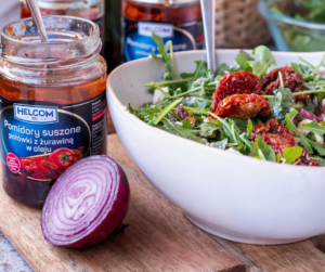 Suszone pomidory Helcom w sałatce z rukolą i serem feta.